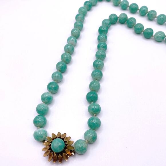 Vintage Green Pekin Glass Beads Chinese Necklace 22” with Flower Clasp - Picture 4 of 8